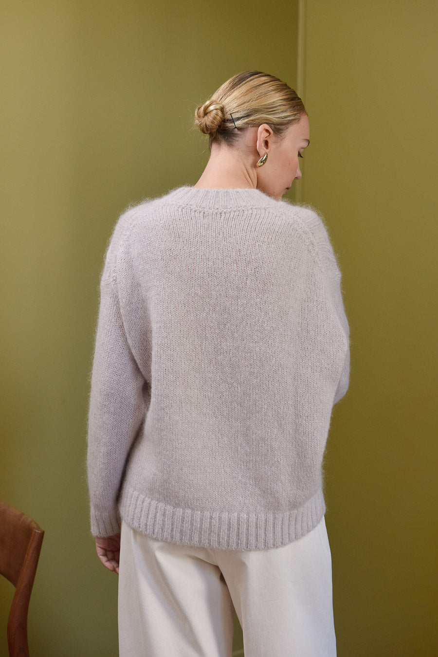 Vue de dos femme portant pull beige mohair Marlot Paris.