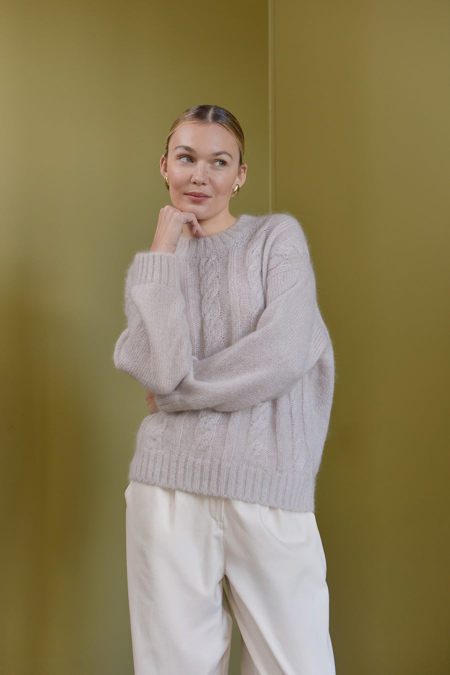 Portrait femme pull beige mohair torsadé Marlot Paris pantalon blanc.