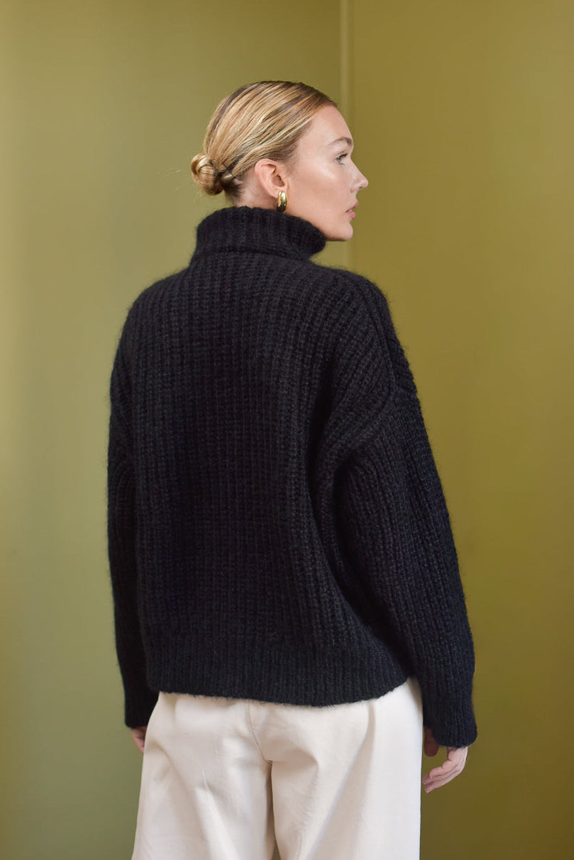 Vue de dos pull femme camionneur noir mohair Marlot Paris.