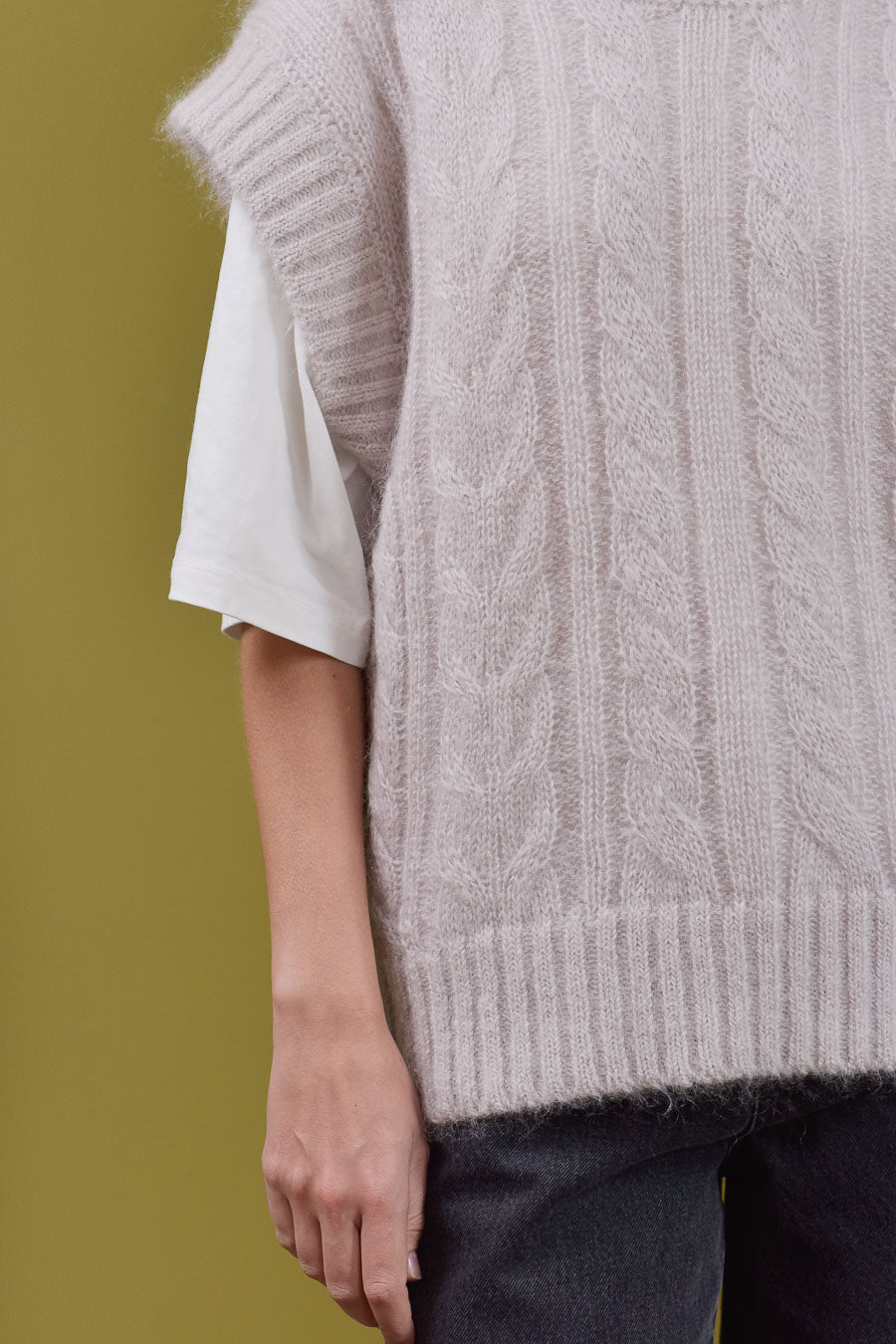 Détail maille torsade pull femme beige sans manches Marlot Paris.