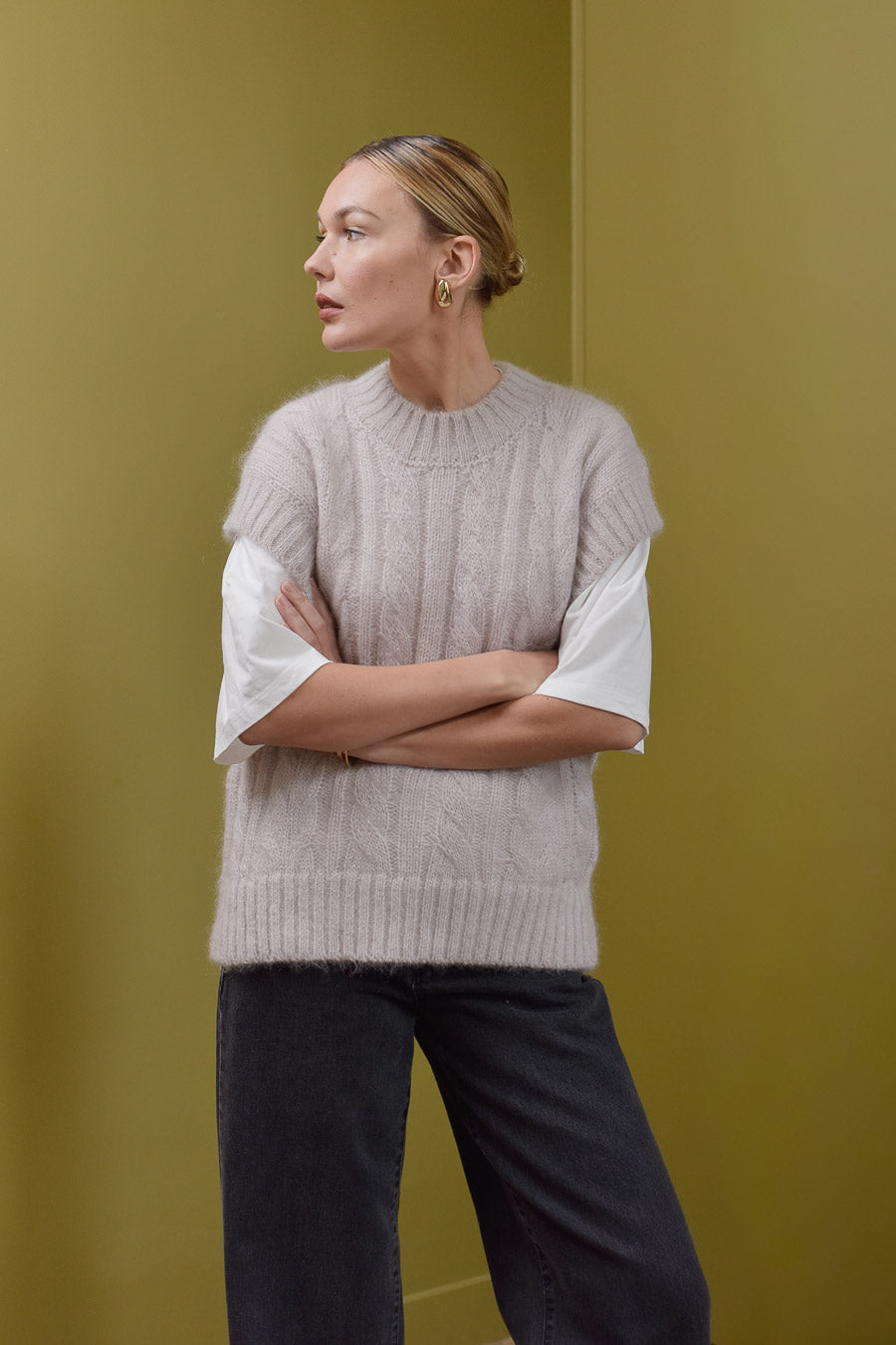 Portrait femme bras croisés pull beige sans manches Marlot Paris.