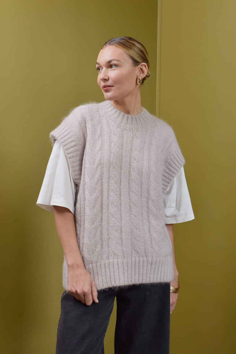 Portrait femme portant pull sans manches mohair beige Marlot Paris.