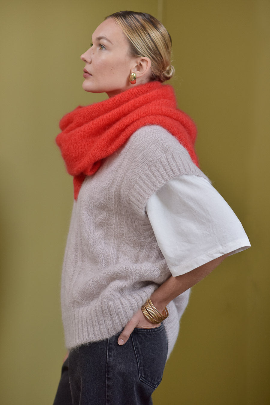 Femme profil portant pull sans manches mohair beige écharpe rouge Marlot Paris.