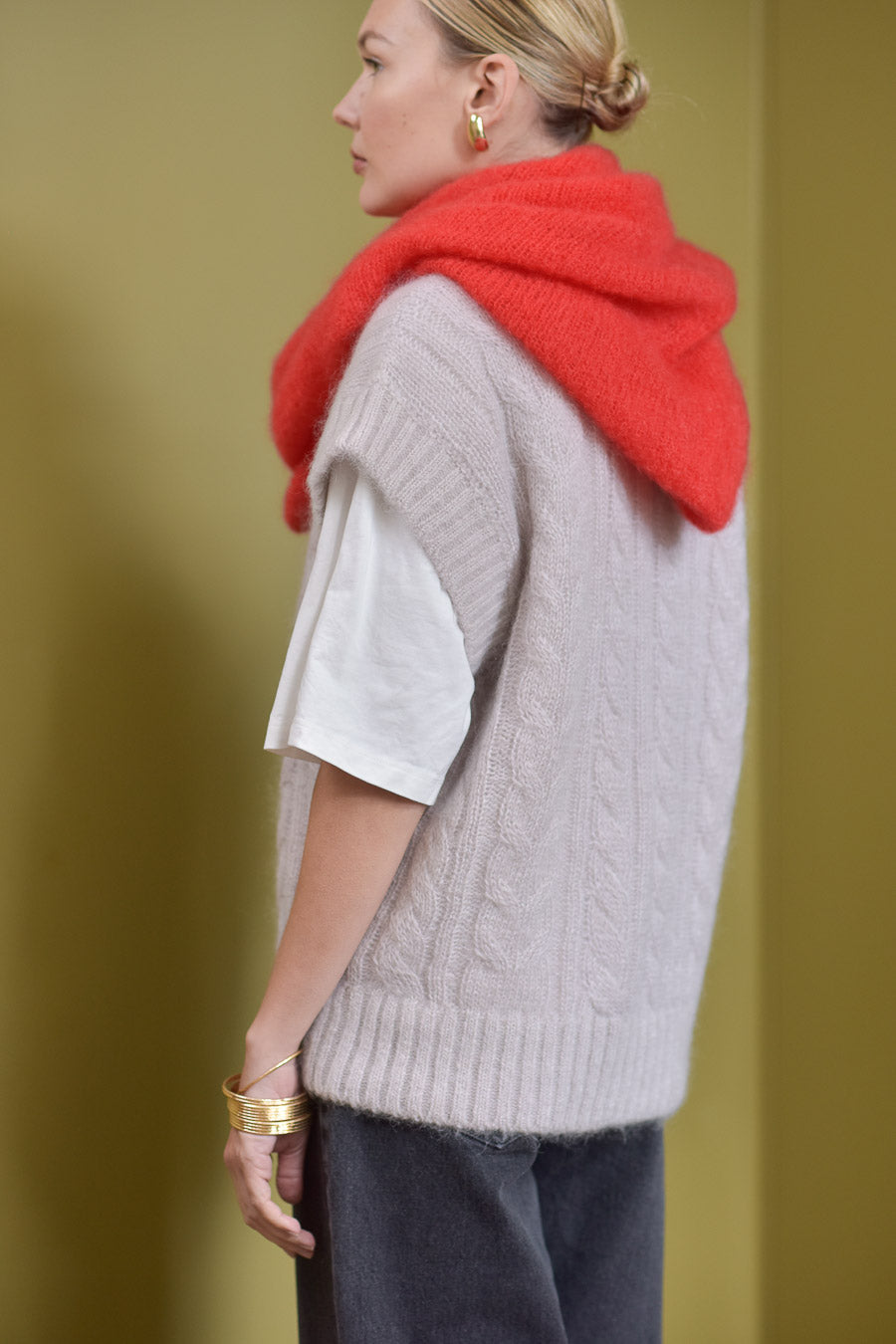 Vue de trois quart dos femme portant pull beige sans manche Marlot Paris.