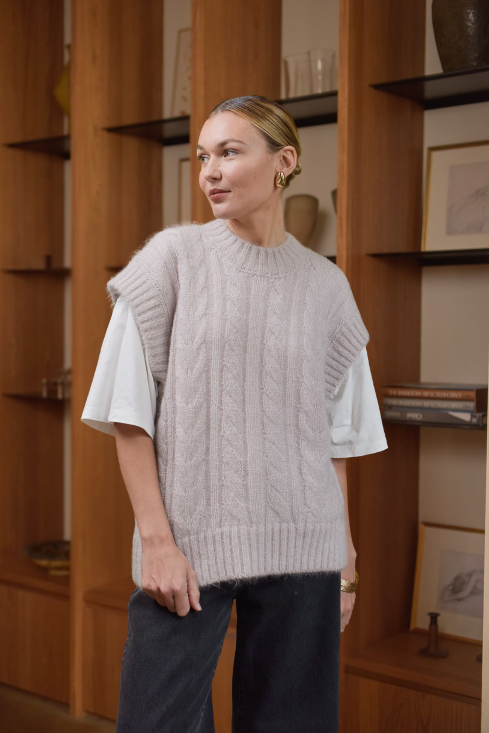 Portrait femme pull femme beige sans manches Marlot Paris