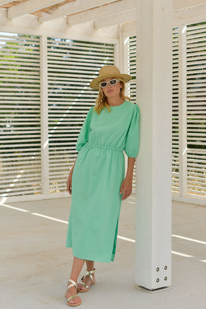look femme robe seersucker vert mint marlot paris avec chapeau et sandales