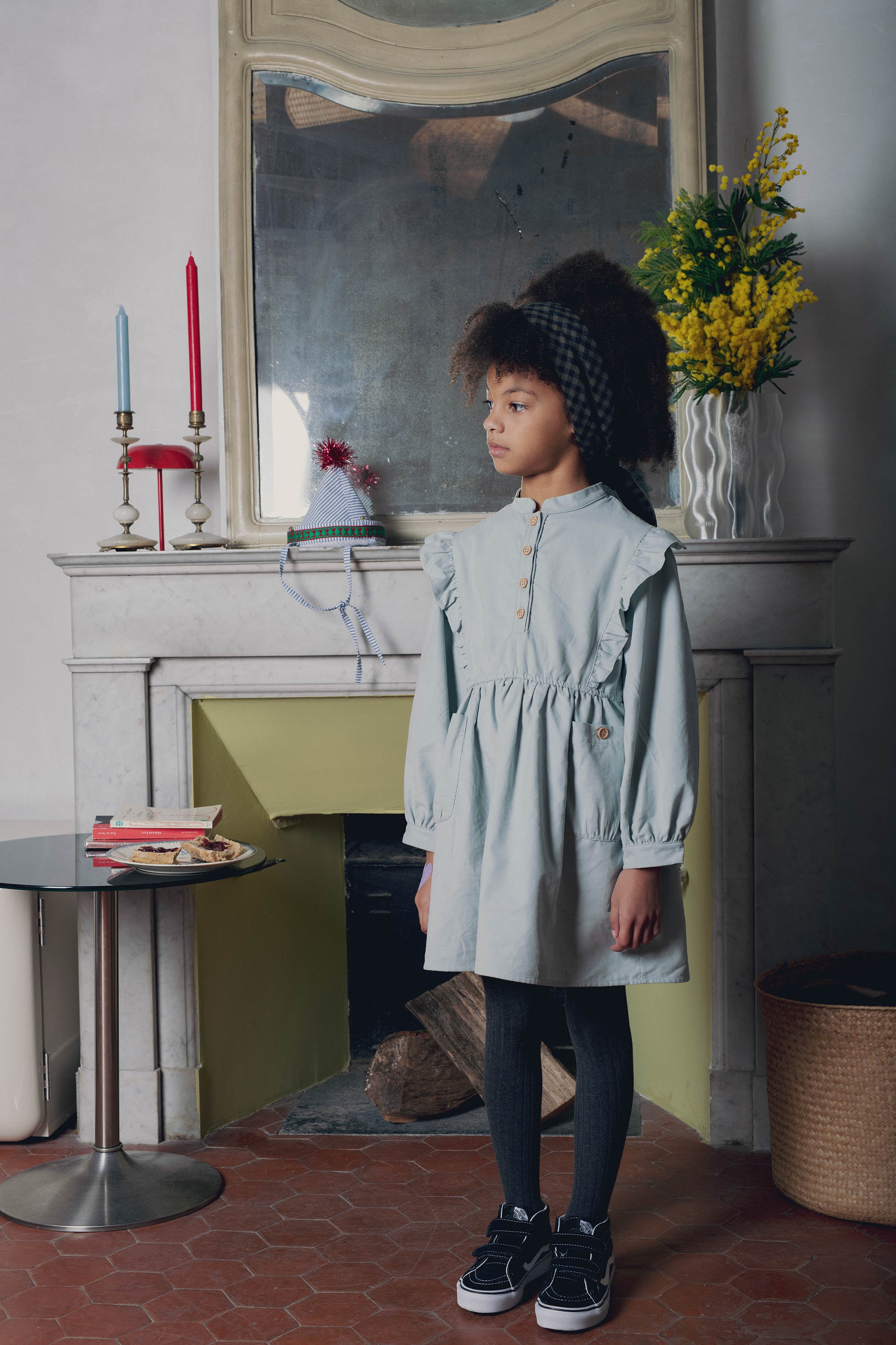 Fillette portant robe fille hiver à volants couleur céladon Marlot Paris