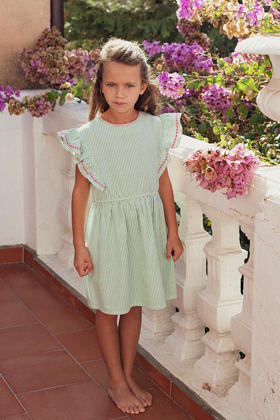 look fille robe rayures verte volants marlot paris sur balcon fleurs