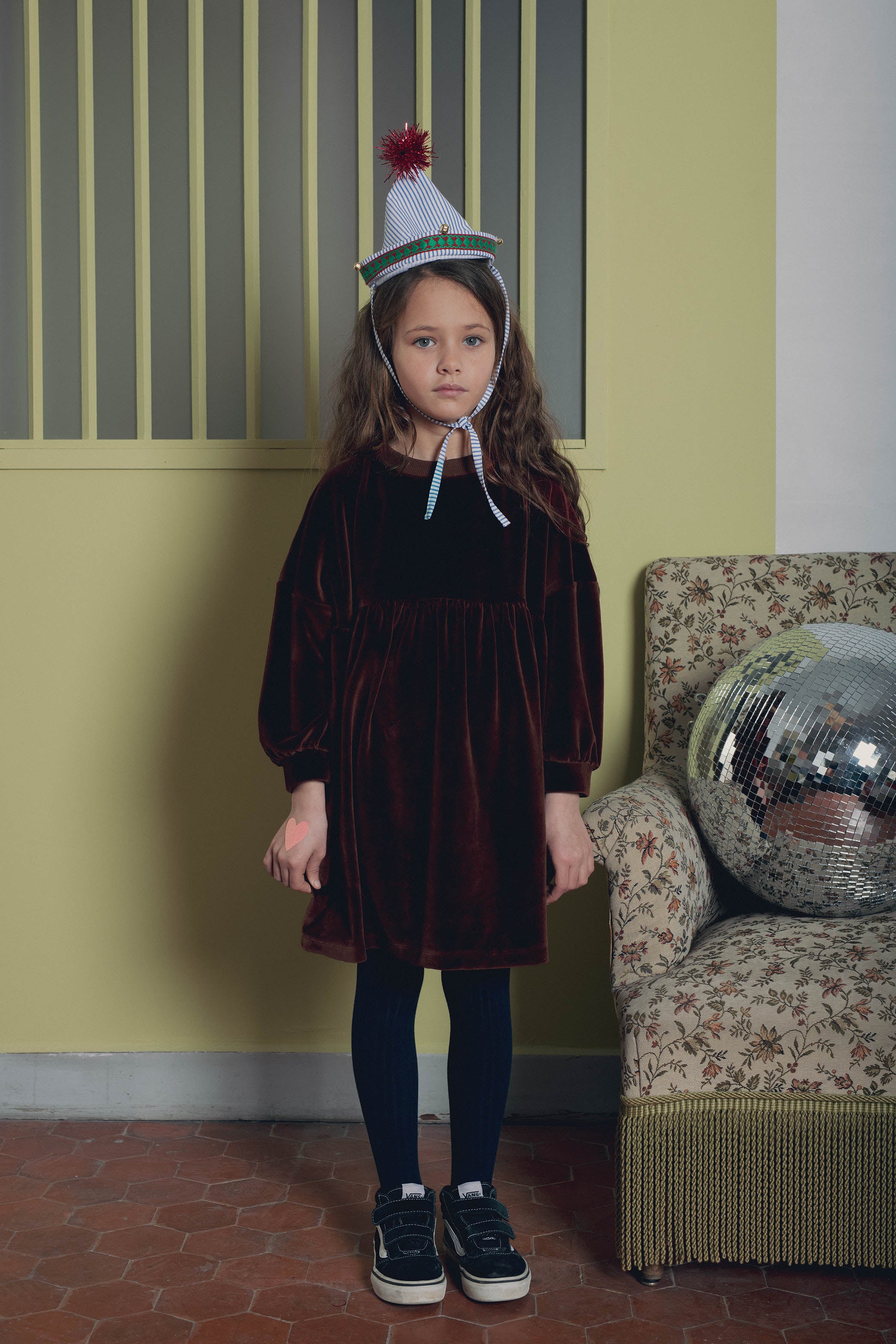 Look fille robe velours marron Marlot Paris décor canapé boule disco