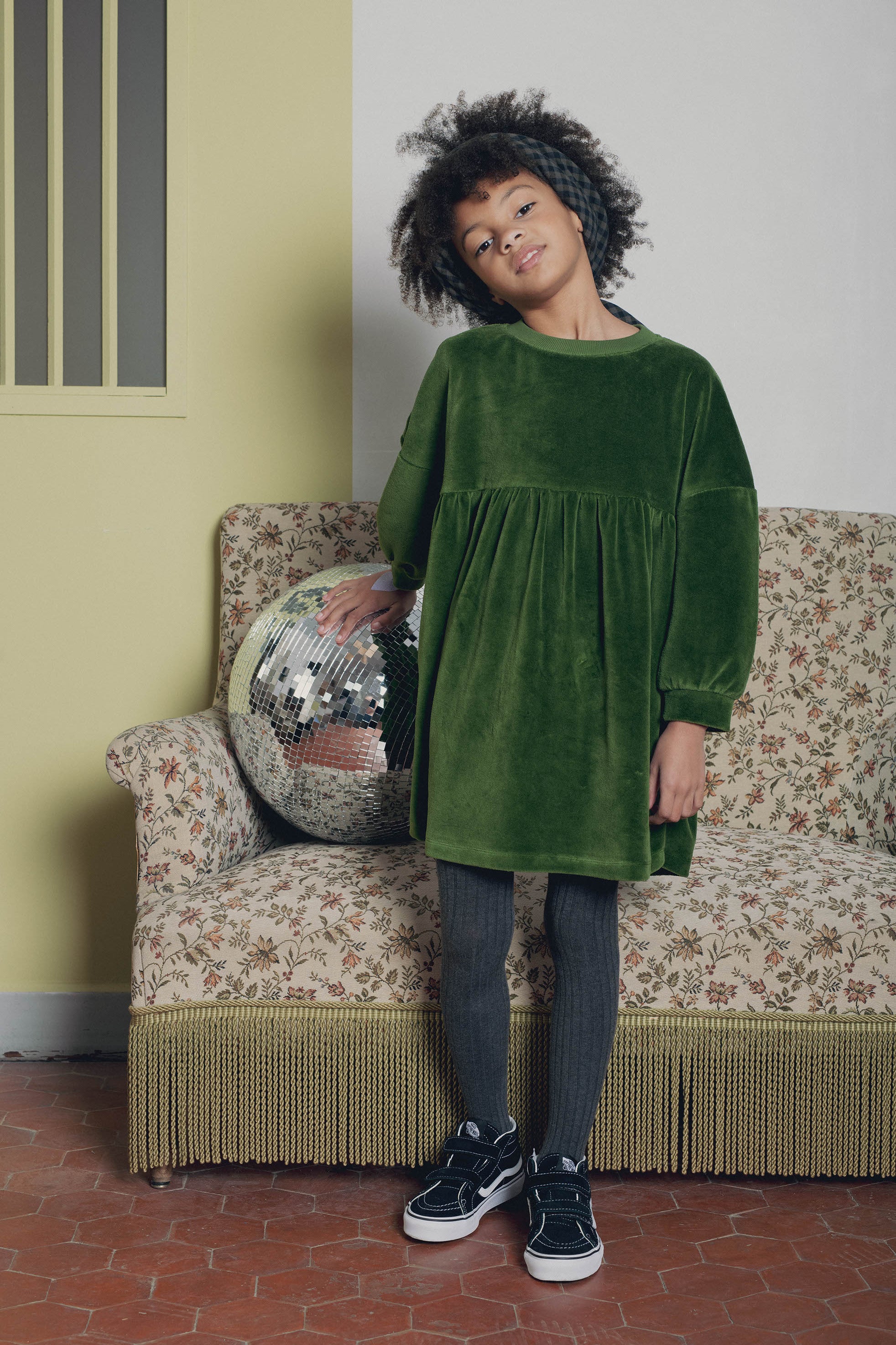 Look fille velours vert olive Marlot Paris déco canapé boule disco