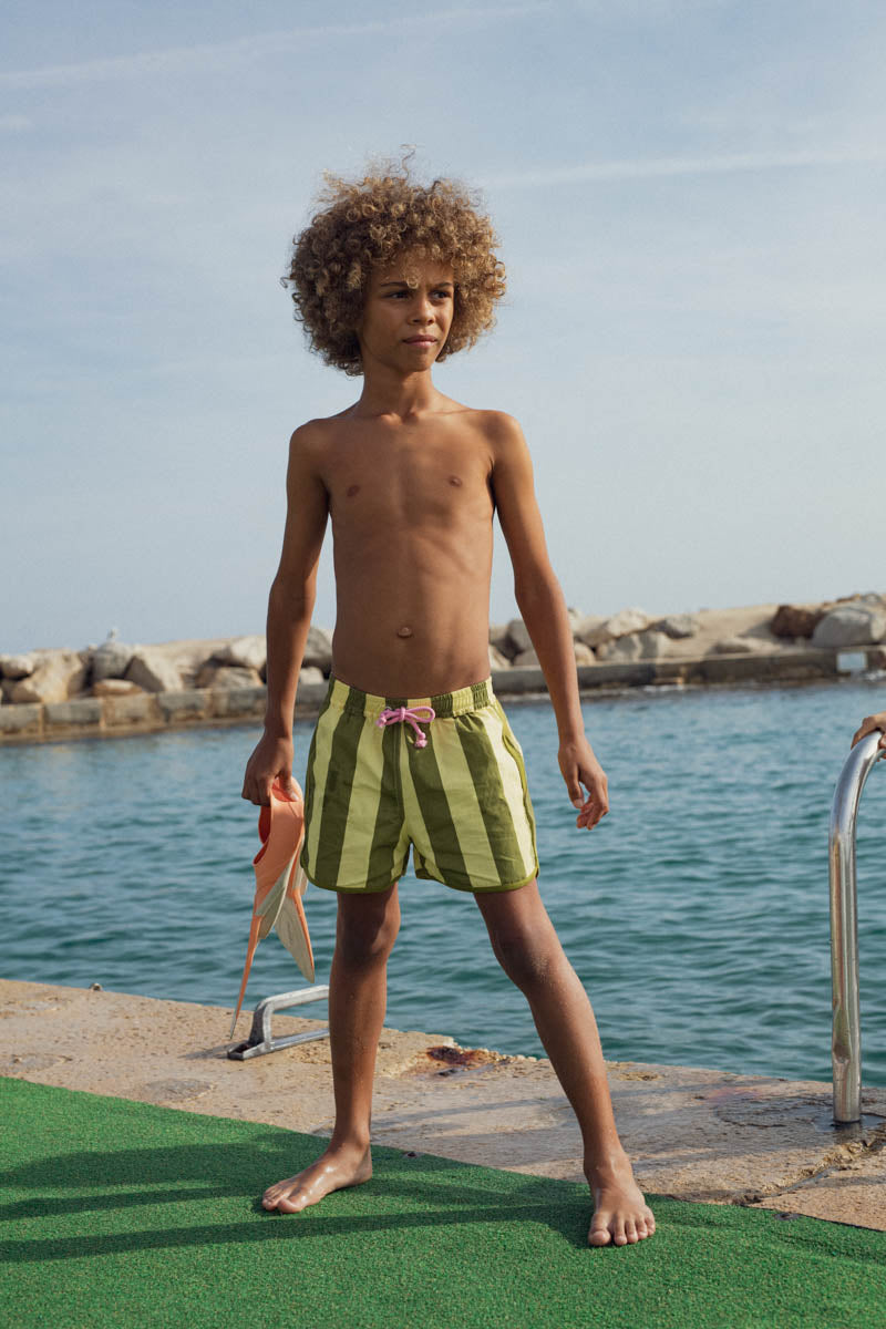 portrait en pied garçon short de bain rayé kaki marlot paris
