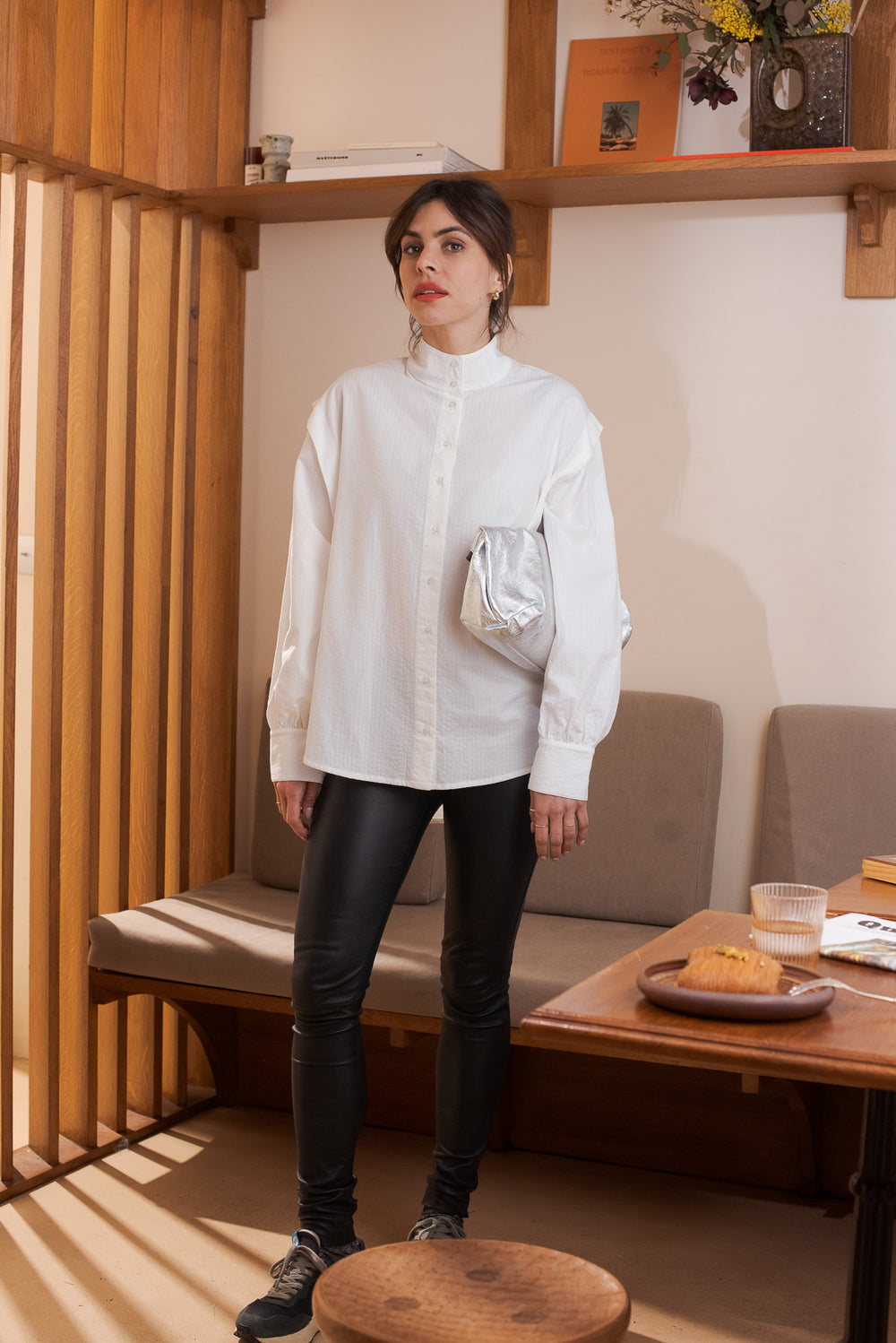 Look femme chemise blanche col officier pantalon cuir pochette argentée Marlot Paris.