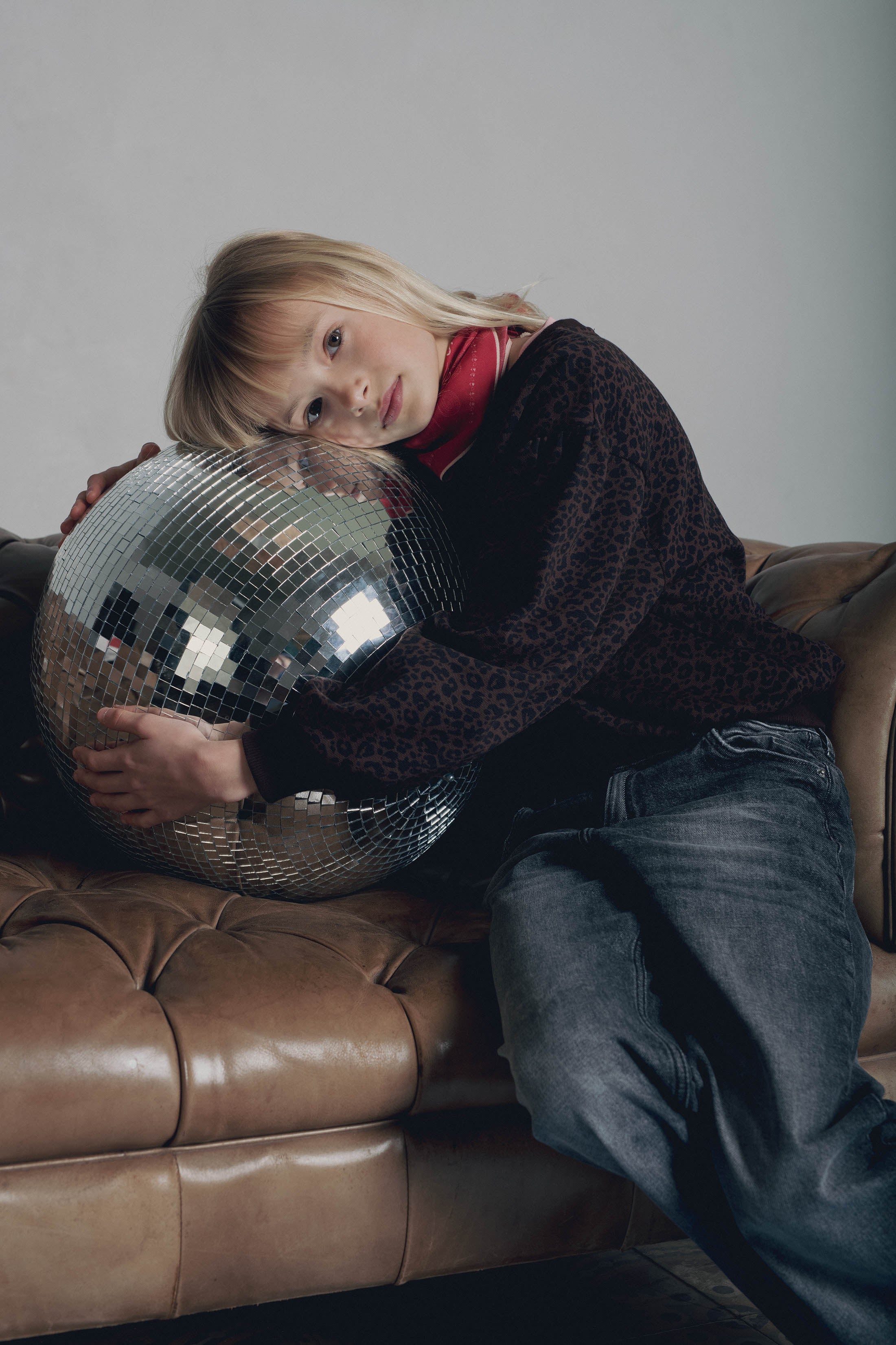 Portrait fille boule disco sweat léopard brun Marlot Paris