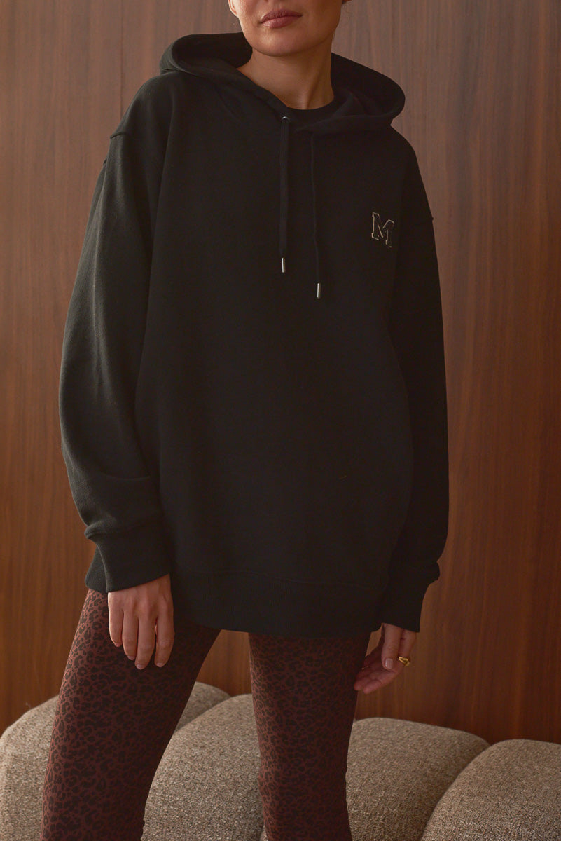 Vue de face sweat à capuche femme noir lettre M brodée poitrine Marlot Paris