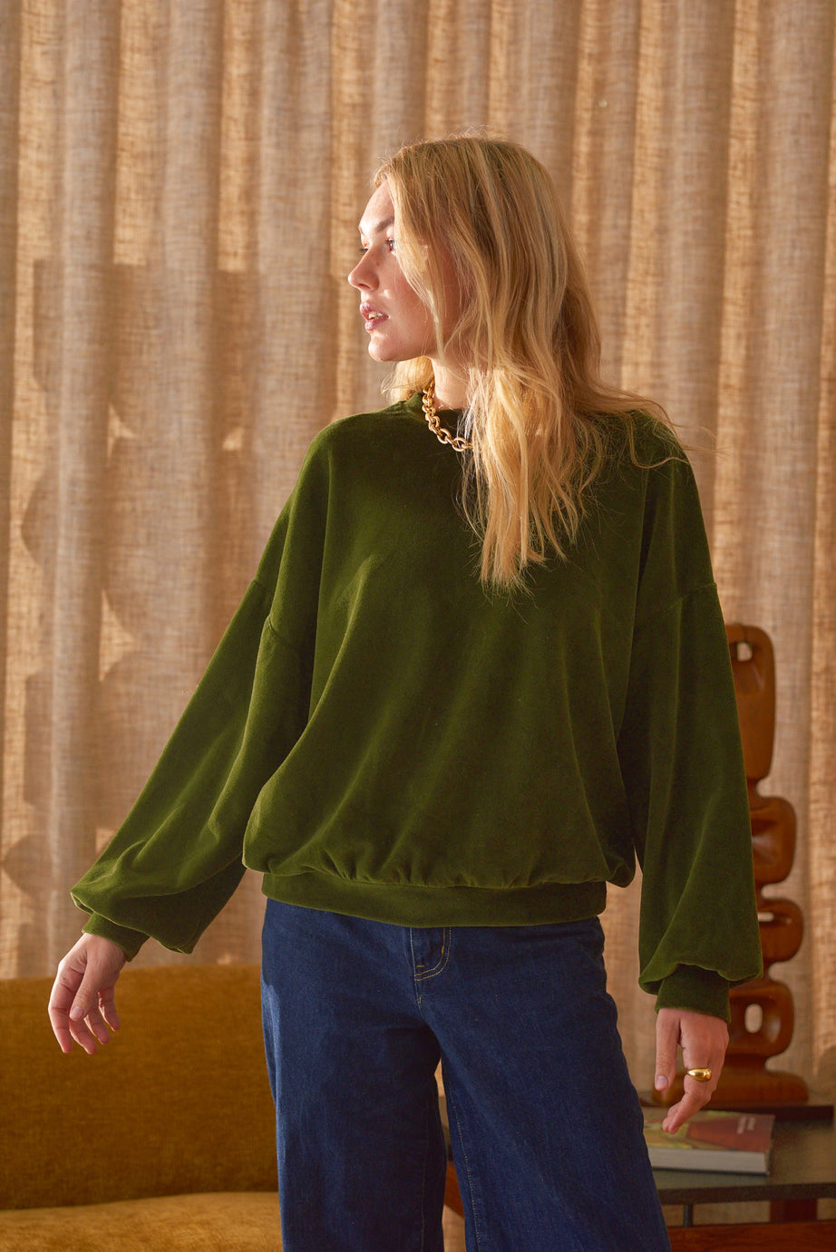 Look femme sweat velours kaki jean brut Marlot Paris.