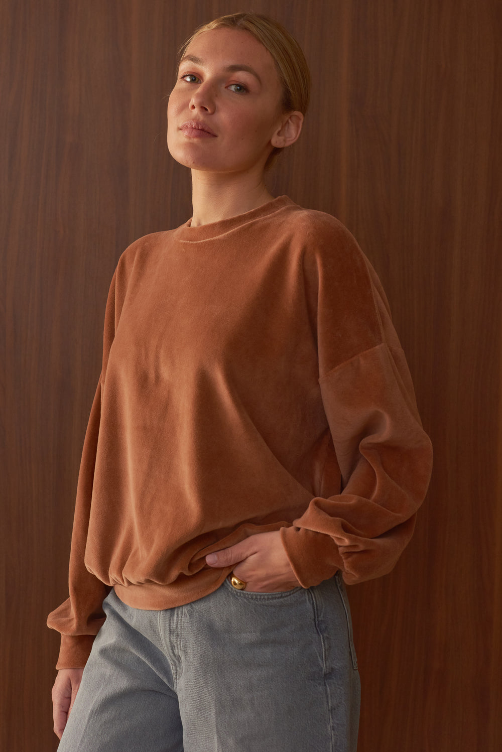 Portrait femme portant sweat en velous moka Marlot Paris