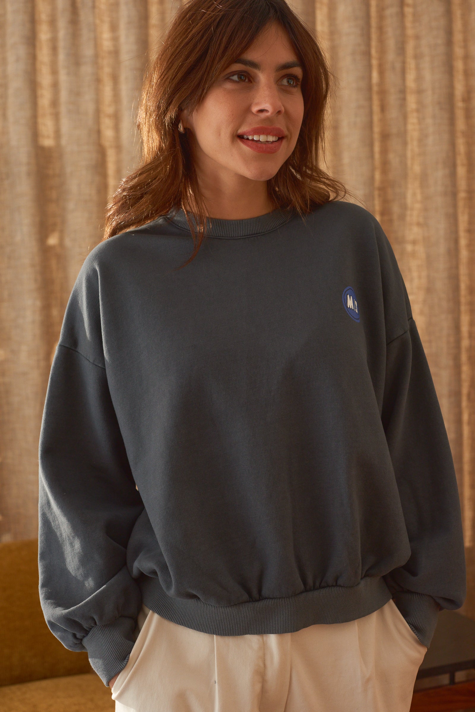 Look femme sweat gris molleton de coton pantalon blanc Marlot Paris