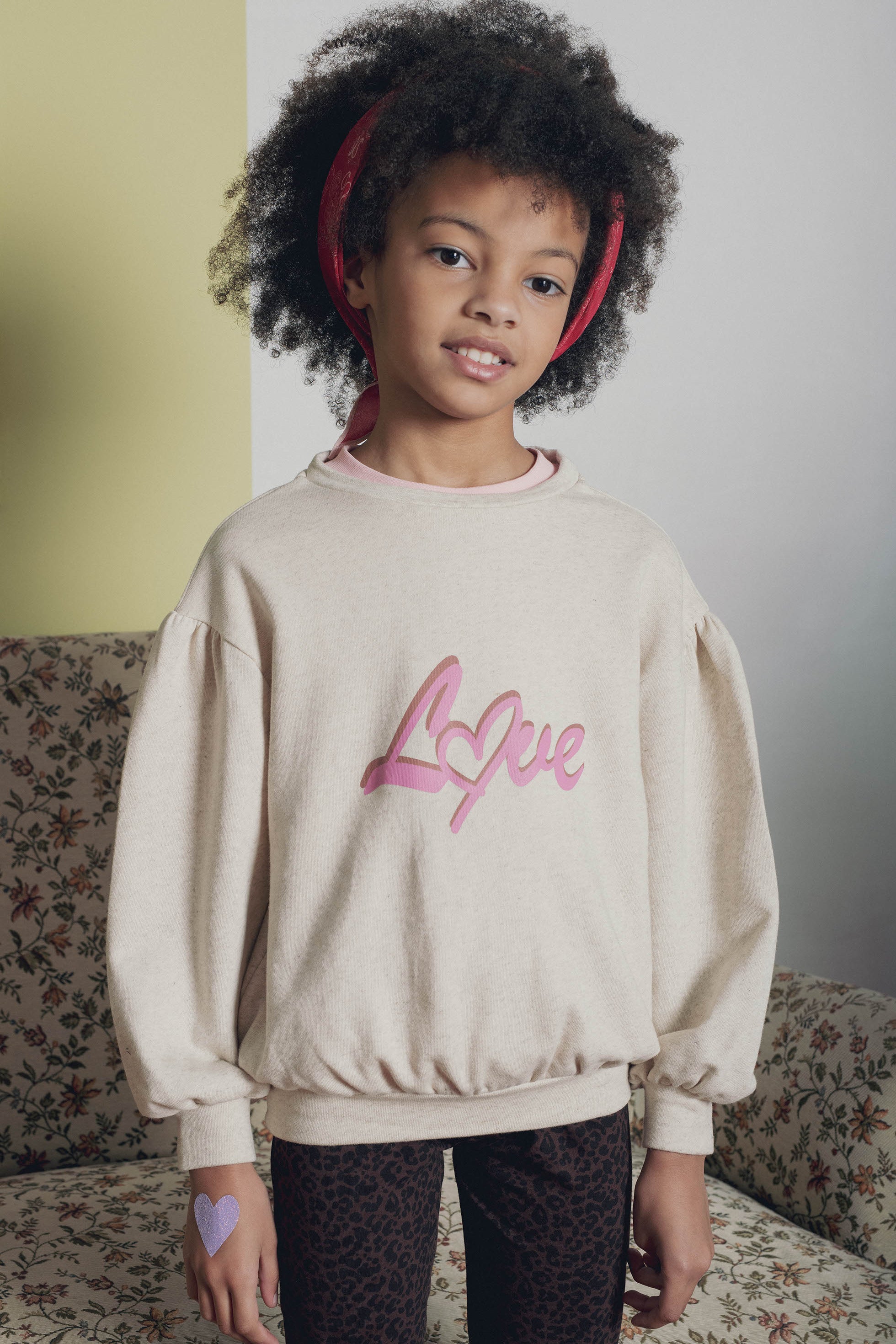 Look fille métisse sweat beige inscription love rose marlot paris