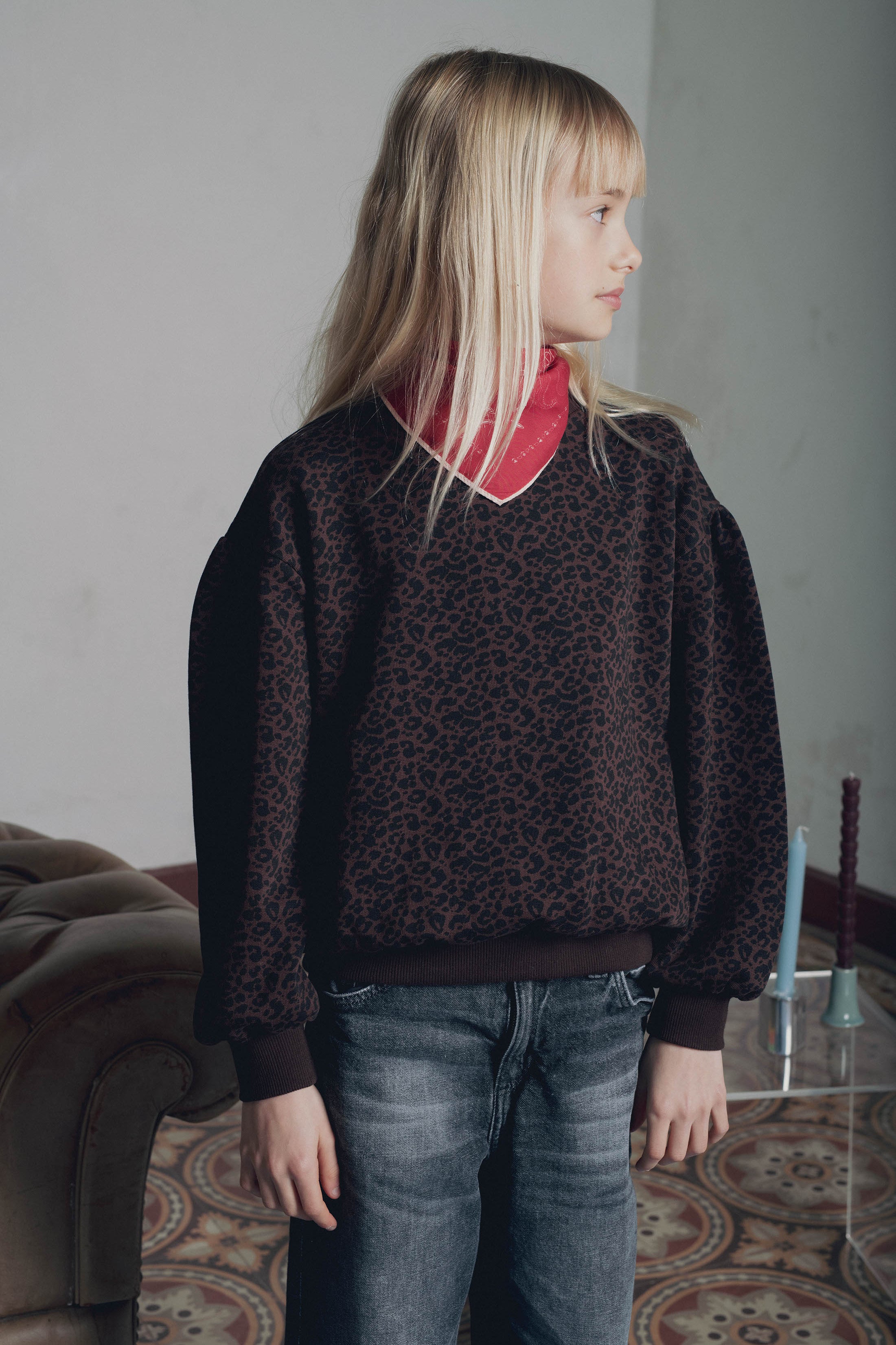 Look fille Marlot Paris sweat léopard brun foulard rouge