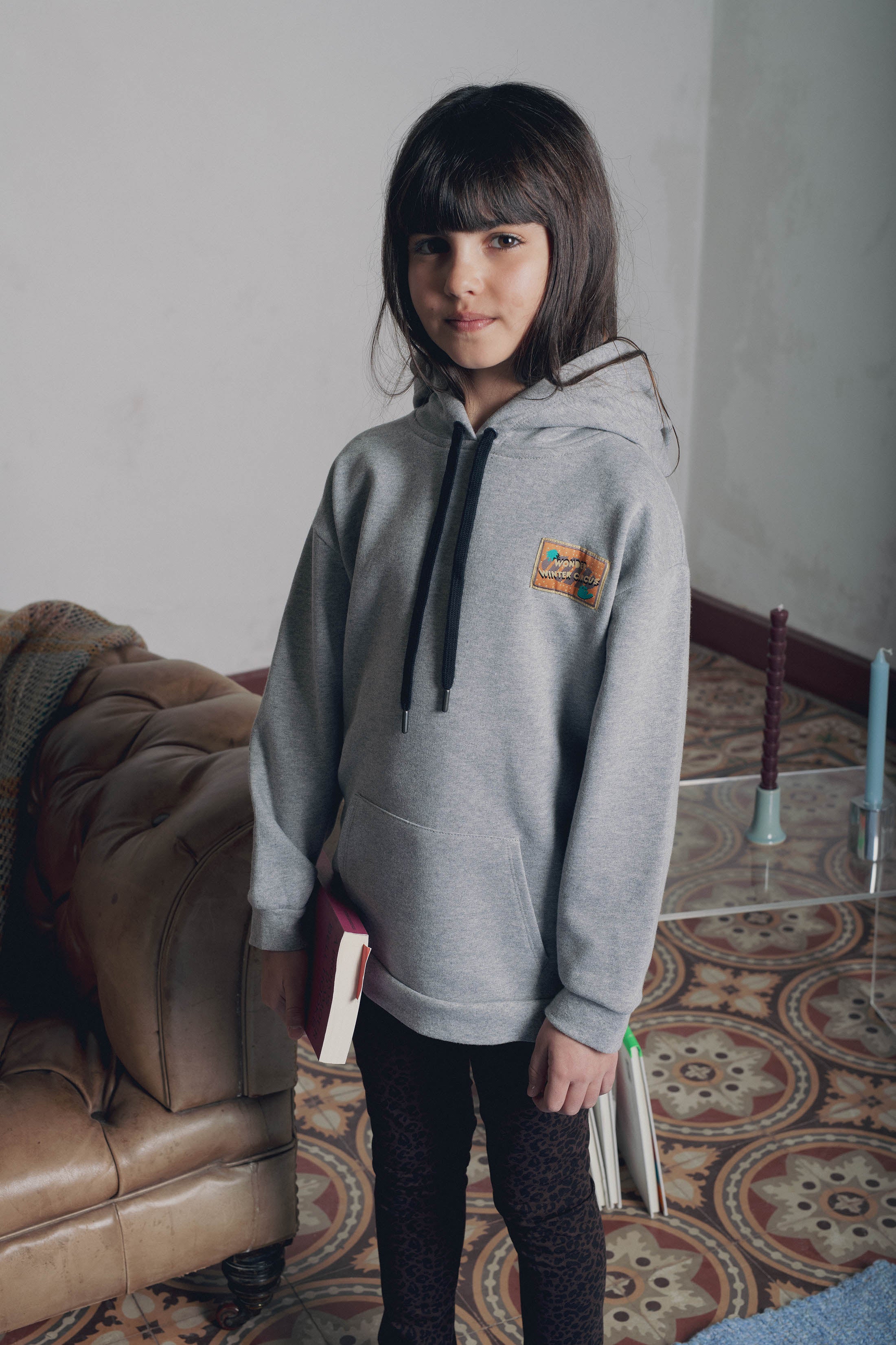 Fillette portant sweat à capuche gris chiné Marlot Paris