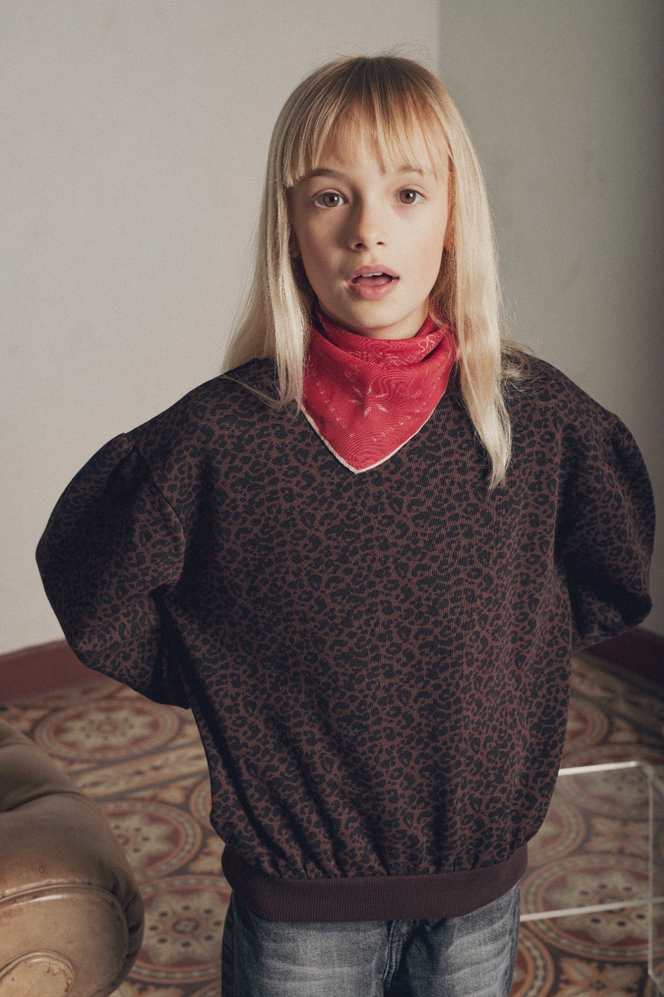 Portrait fillette blonde portant sweat léopard brun Marlot Paris foulard rouge.