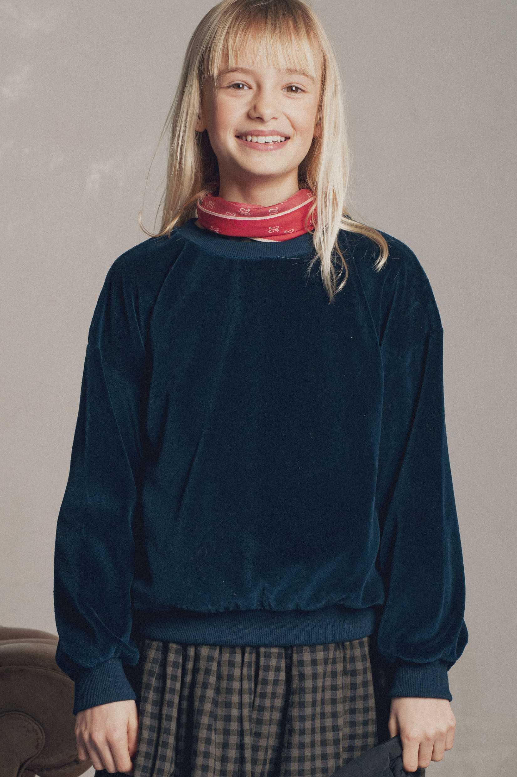 Portrait fillette blonde portant sweat velours bleu marine Marlot Paris.