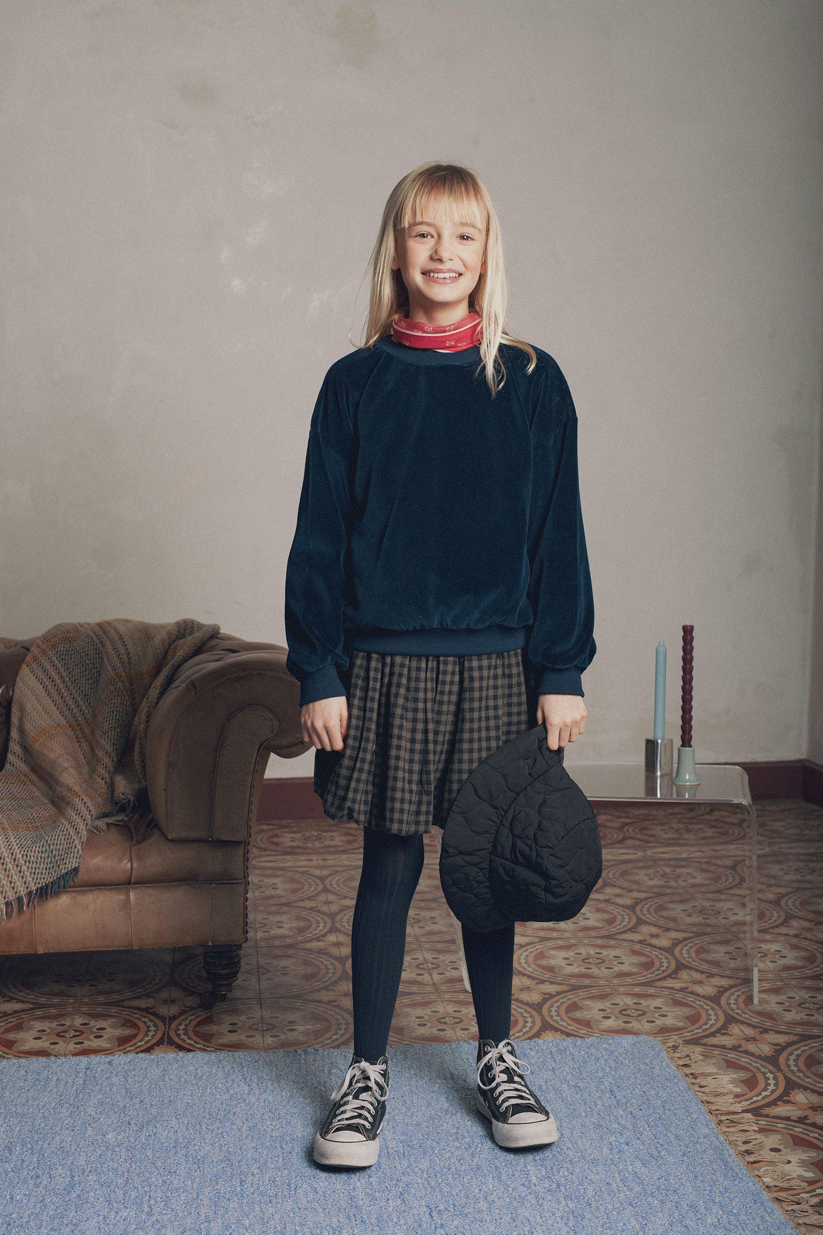Look fille sweat velours bleu marine jupe carreaux Marlot Paris