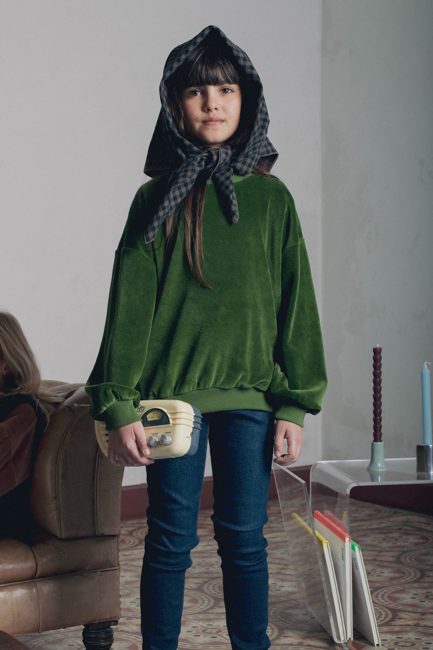 Look fille sweat velours verts olive foulard vichy sur tête Marlot Paris