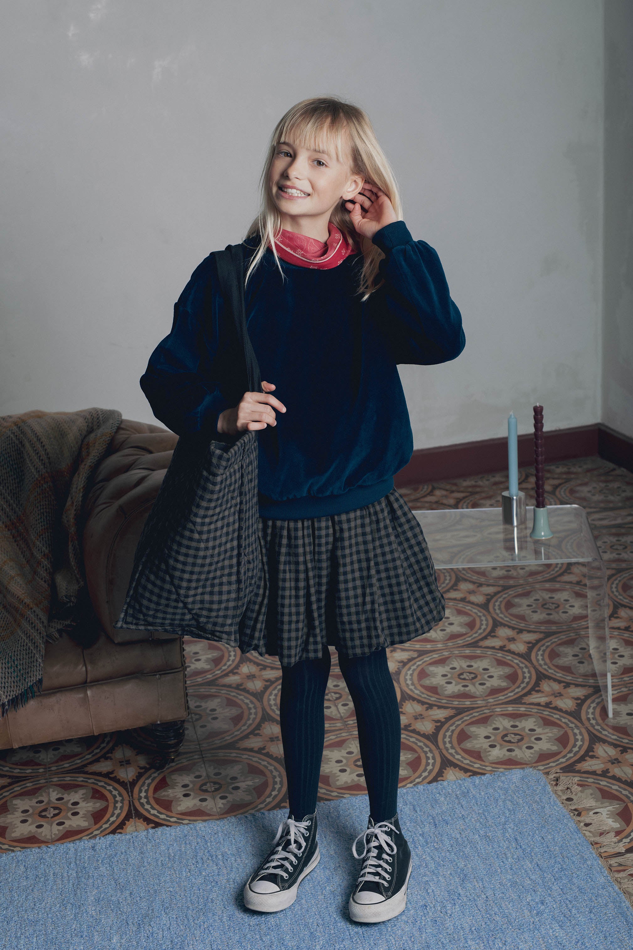 Look fille sweat velours bleu marine jupe carreaux Marlot Paris