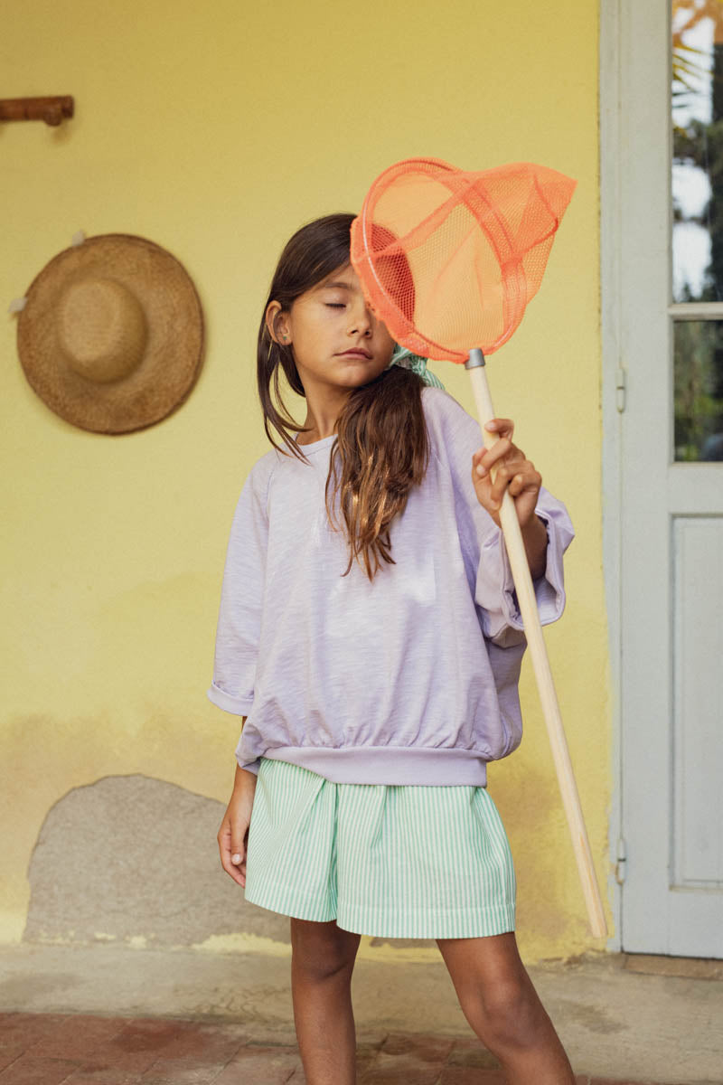 fillette en sweat lilas marlot paris et épuisette orange