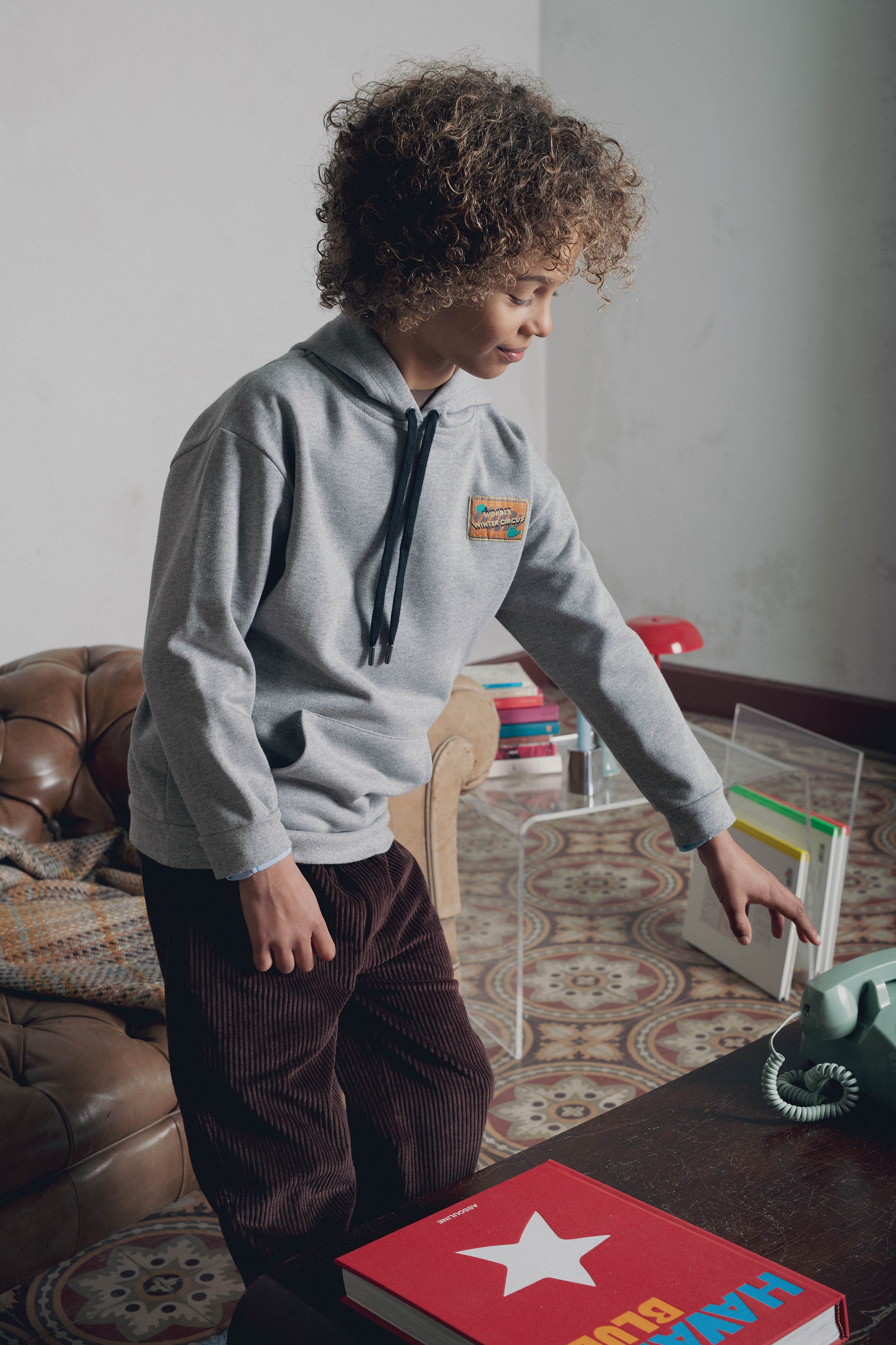 Look garçon Marlot Paris sweat à capuche gris chiné décor vintage