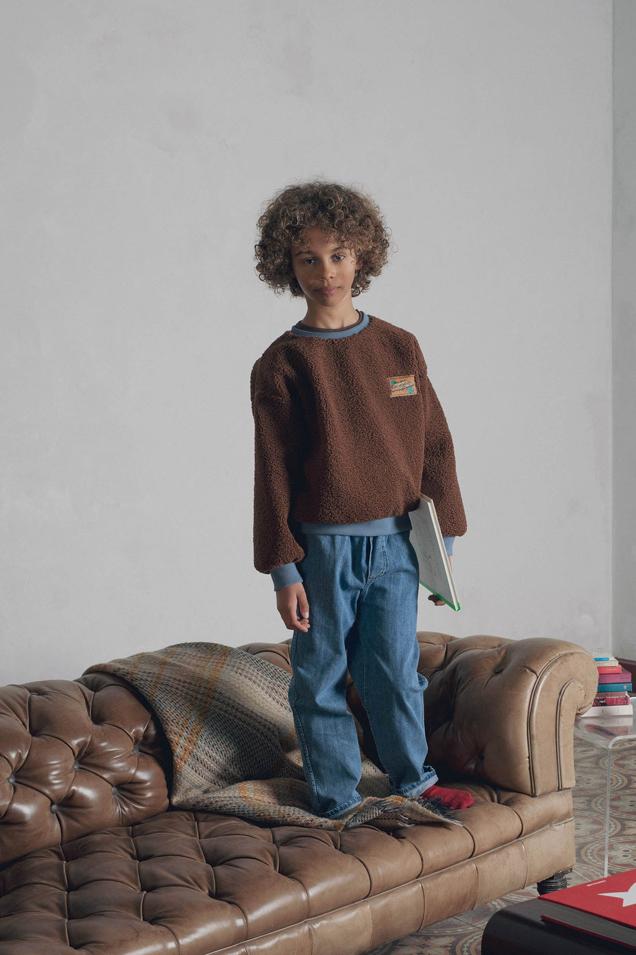 Look garçon sweat sherpa marron jean décor canapé Marlot Paris