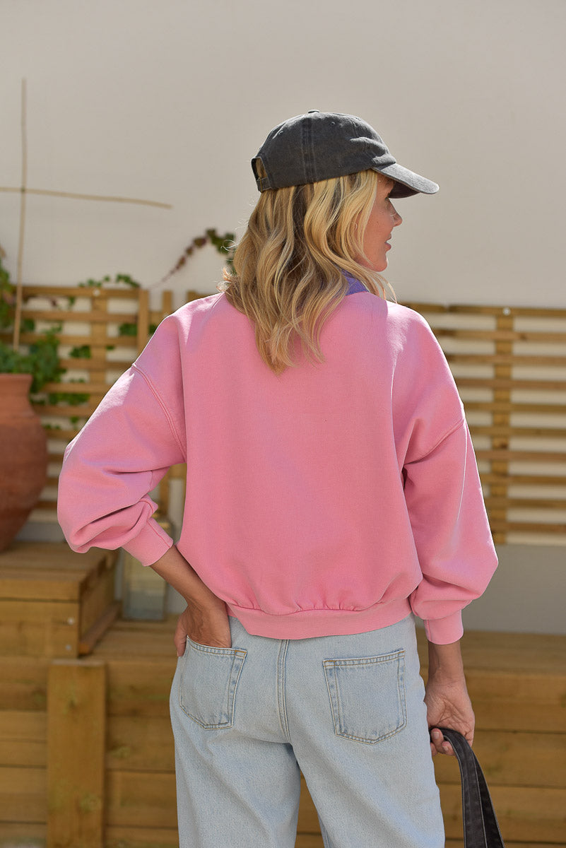 vue de dos sweat femme rose look casquette jean marlot paris