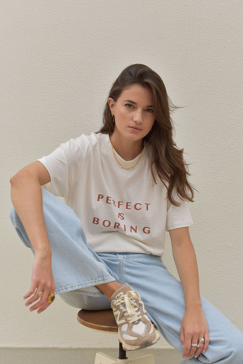 look femme tee-shirt écru coton bio message jeans baskets