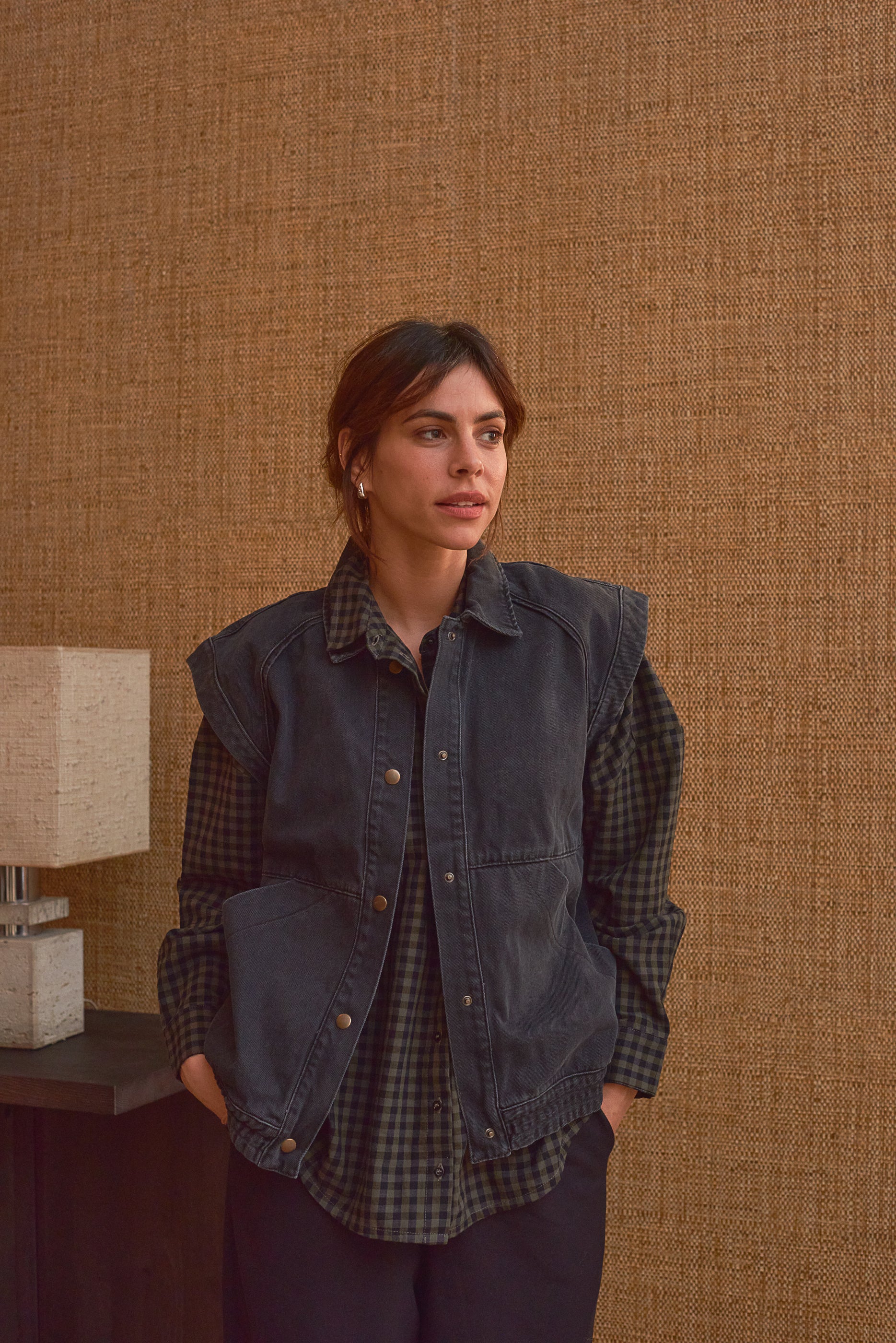 Look femme veste sans manches denim gris chemise à carreaux Marlot Paris.