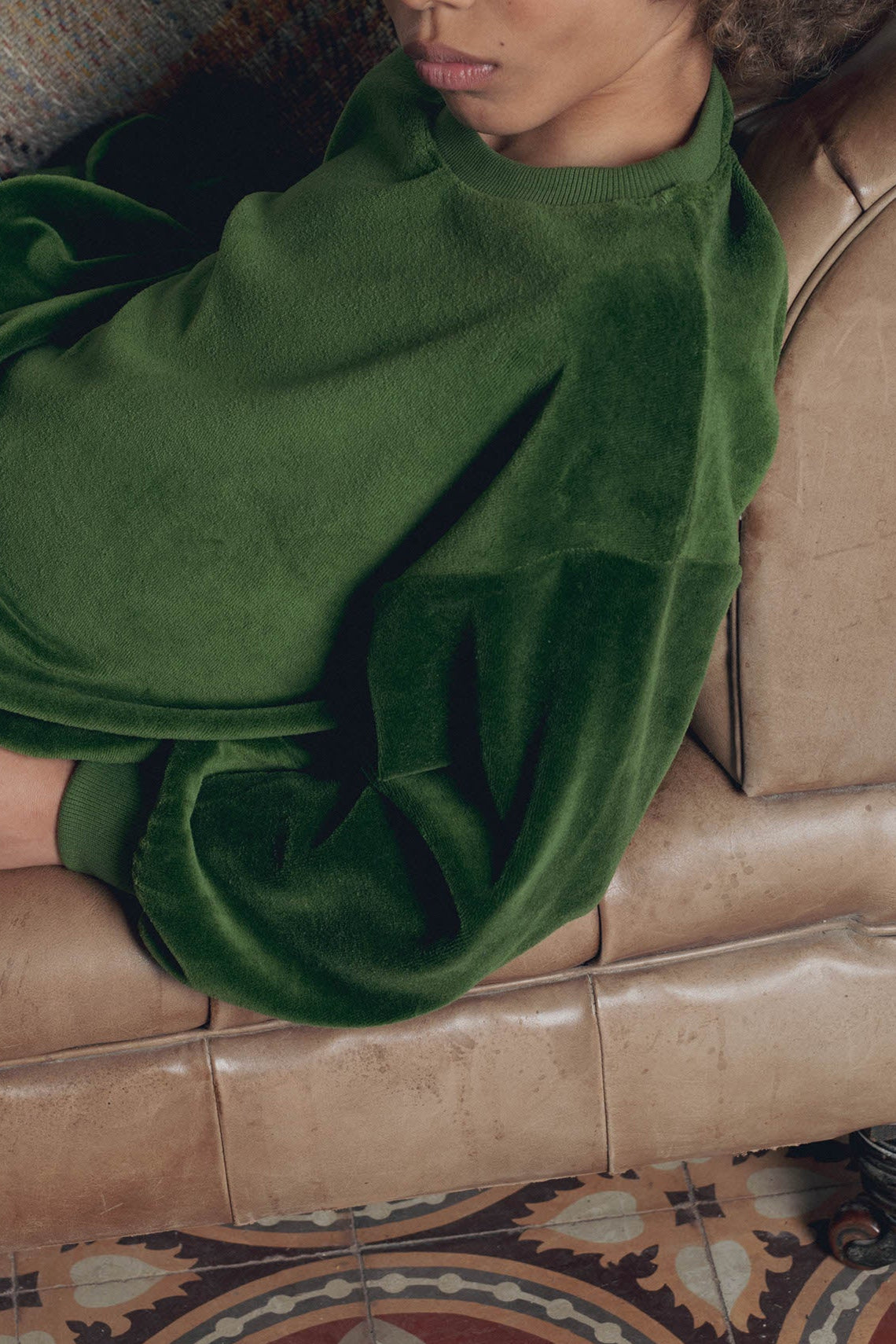 Détail manche et col sweat garçon velours vert olive Marlot Paris.