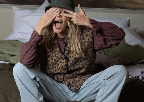 gilet moumoute léopard sur blouse prune et jean denim