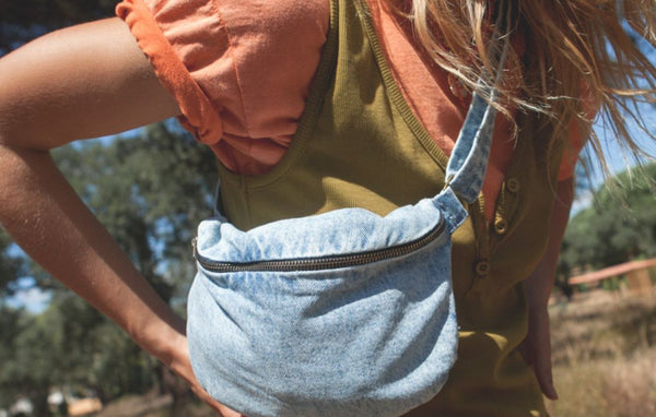 sac banane en denim bleach sur robe camel en coton