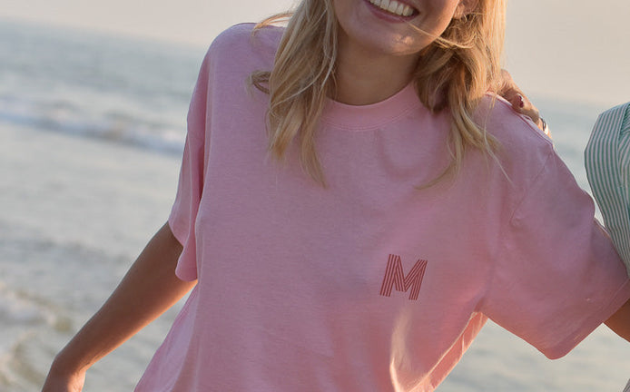 Top 10 des t-shirts femme à avoir en 2025 : confort, tendance et éthique
