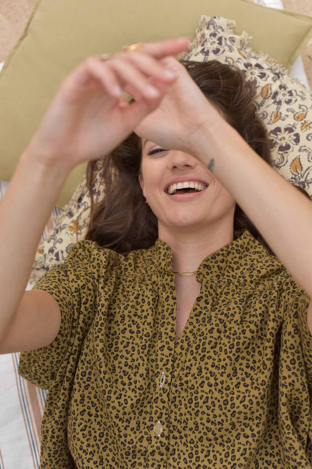 blouse femme leopard sur une brune