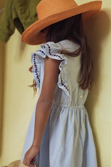 vue de profil détail volants et broderie robe giulia rayée bleu marlot paris