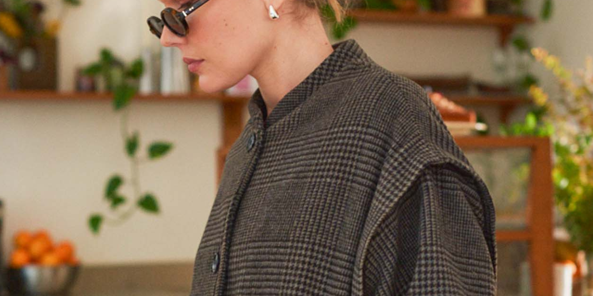 Portrait femme portant manteau carreau Marlot Paris