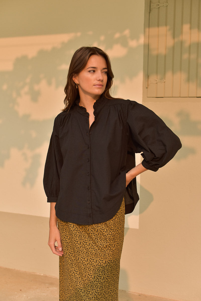 Look femme blouse dahlia noir jupe léopard marlot paris
