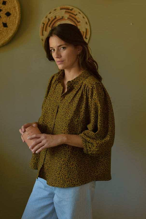 Portrait femme profil blouse gaze de coton léopard marlot paris