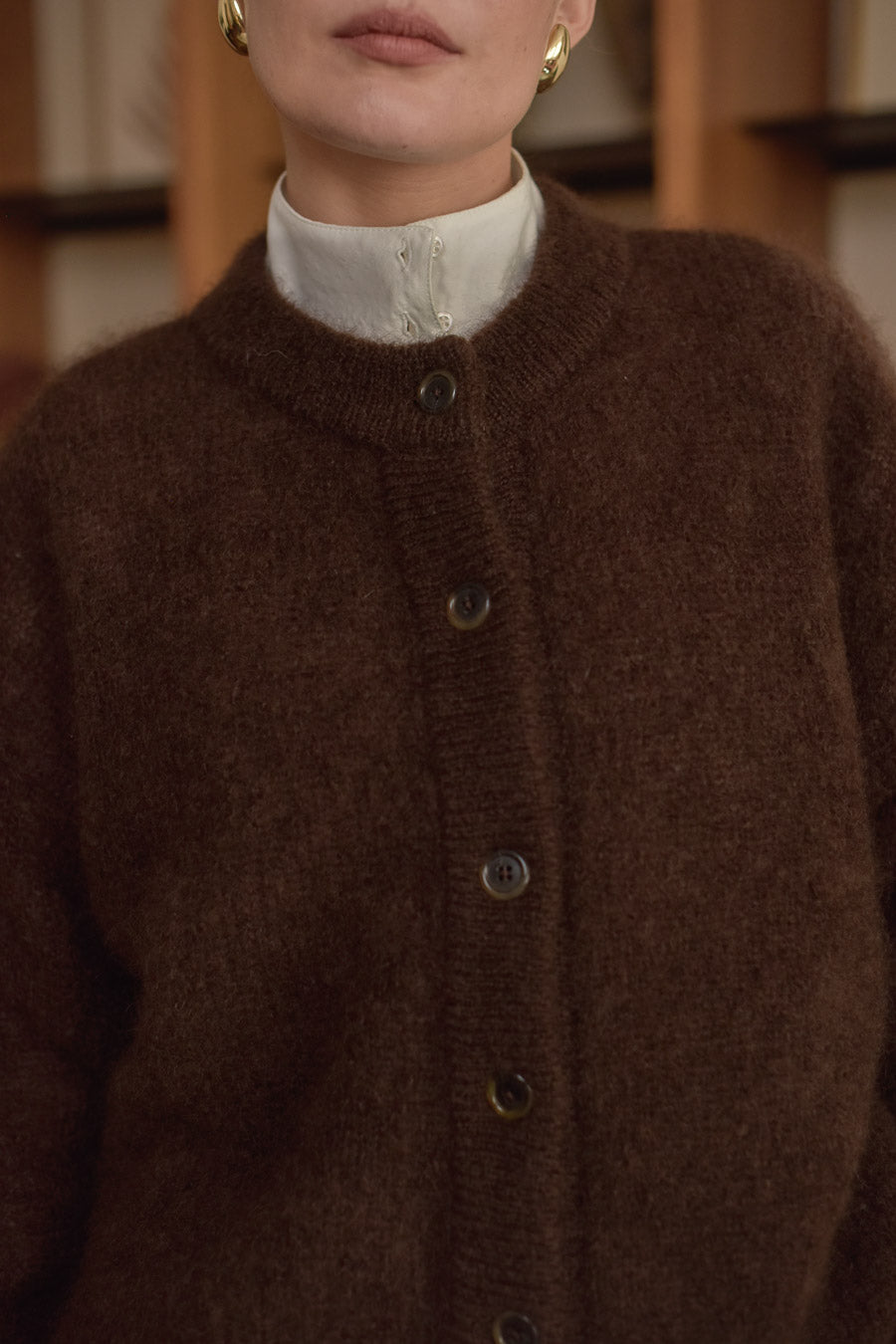 Détail col et boutonnage cardigan femme marron mohair Marlot Paris. 