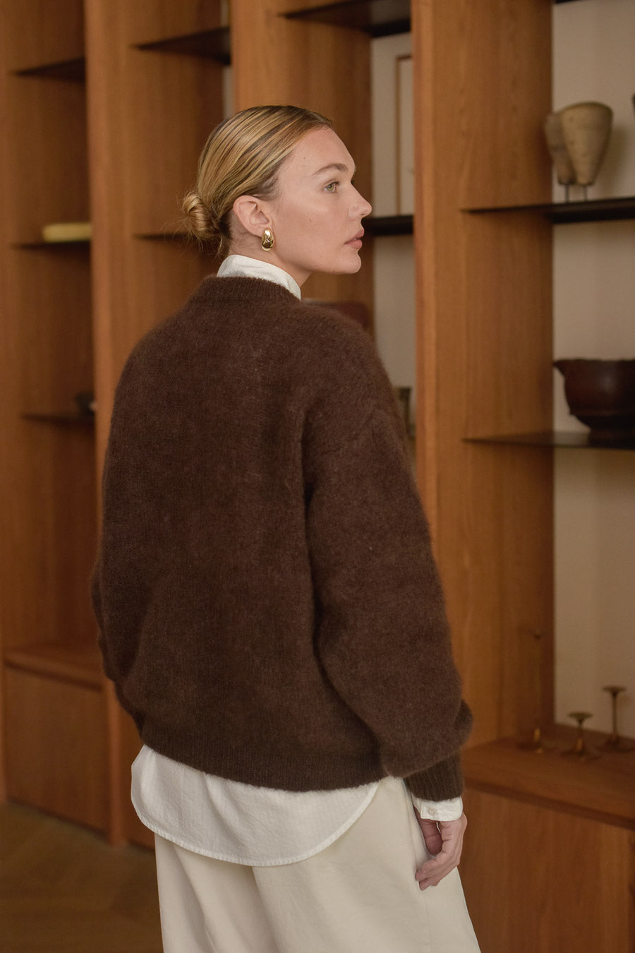 Vue de dos femme portan gilet mohair chocolat Marlot Paris. 