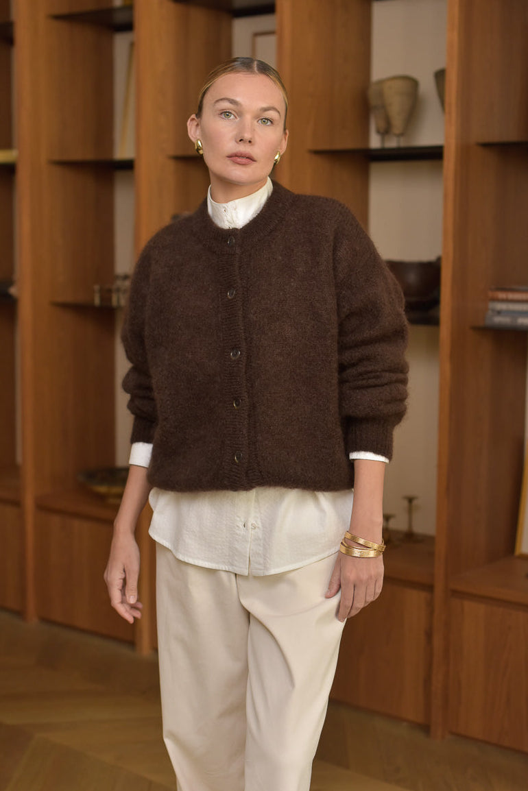 Portrait femme face portant cardigan chocolat Marlot Paris. 