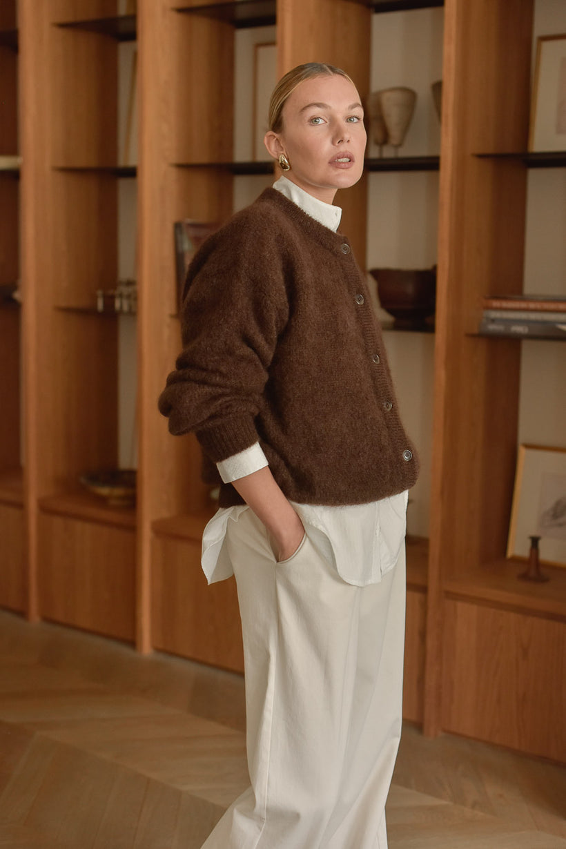 Vue de profil femme portant cardigan mohair chocolat Marlot Paris.