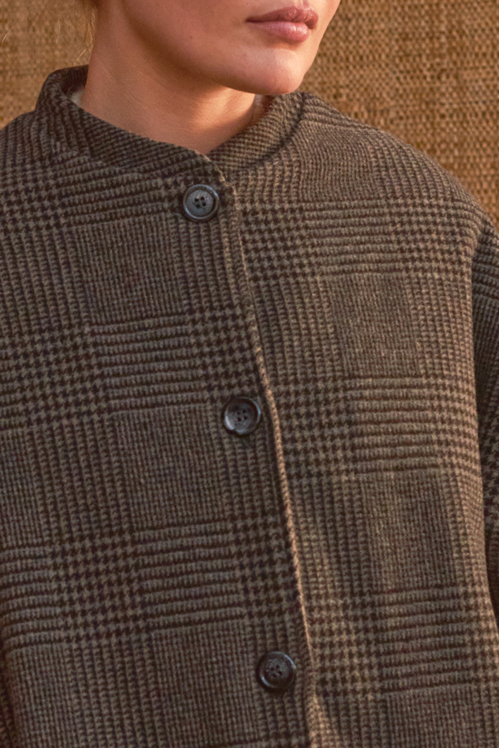 Détail col rond et boutonnage corne manteau femme carreaux gris Marlot Paris.