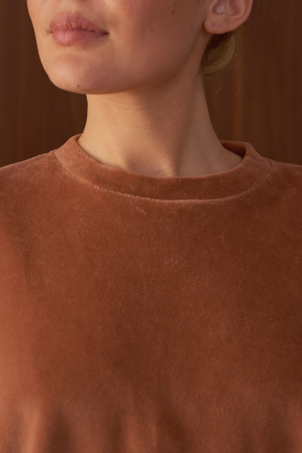 Détail encolure ronde sweat femme velours mocha Marlot Paris. 